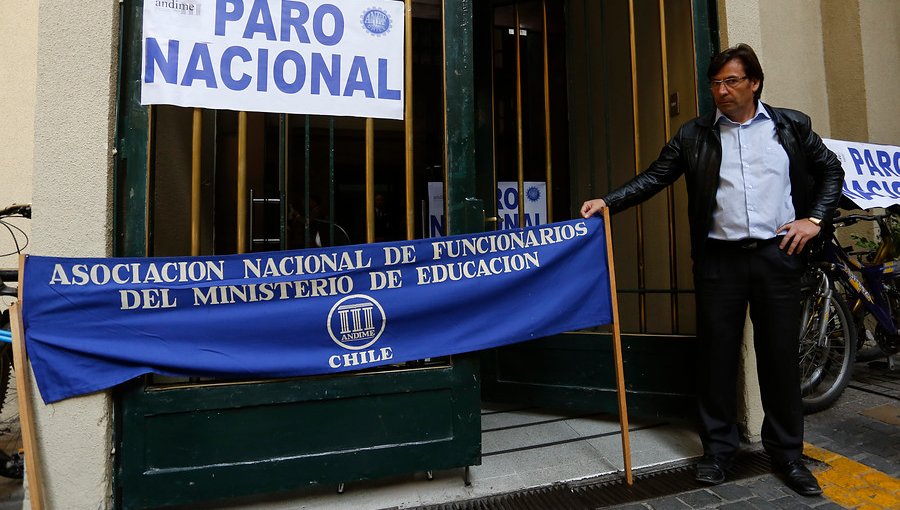Funcionarios del Ministerio de Educación realizarán paro en solidaridad con profesores