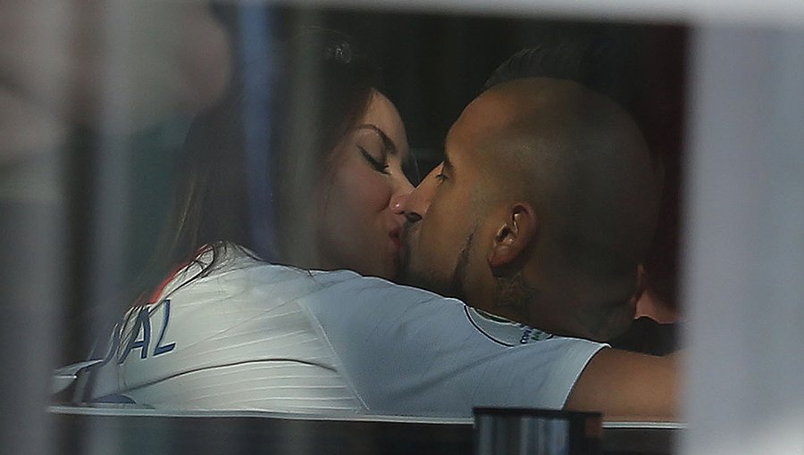 Sonia Isaza, la novia colombiana de Arturo Vidal, tiene su corazón dividido