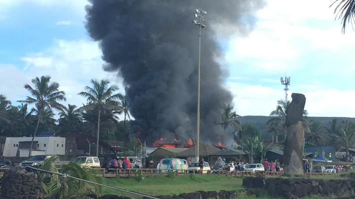 Decretan prisión preventiva para tres imputados por incendio en juzgado de Rapa Nui