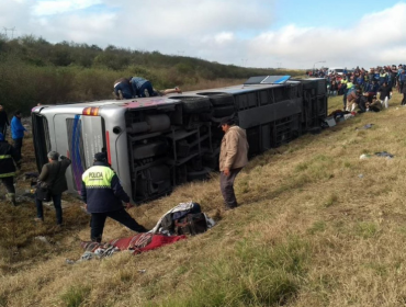 15 fallecidos y 30 heridos deja volcamiento de autobús con jubilados en Argentina