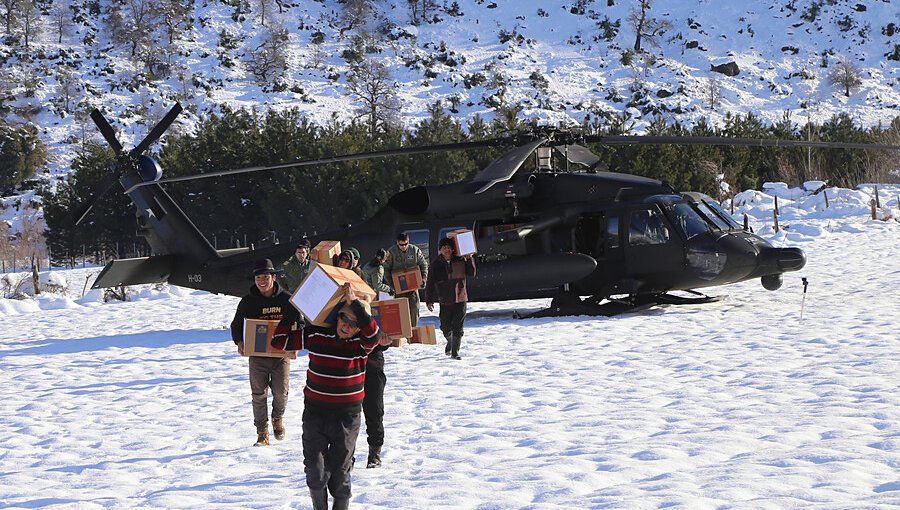 Habitantes de Alto Biobío recibieron ayuda por las nevazones que los mantienen aislados