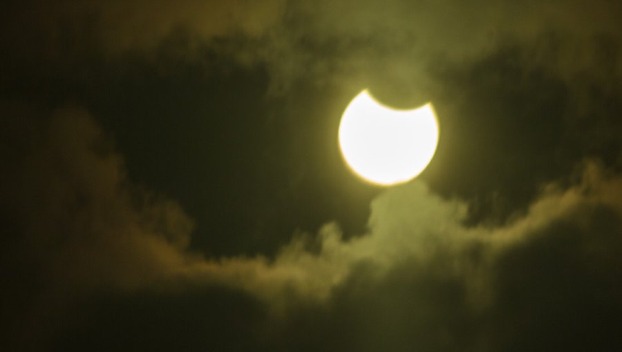 Conozca el horario y porcentaje de oscuridad del eclipse solar región por región