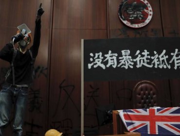 Cientos de manifestantes irrumpieron por la fuerza en la sede de la Asamblea Legislativa de Hong Kong