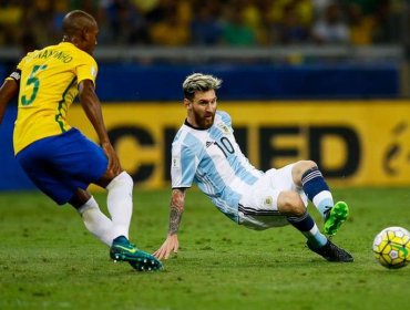 Brasil y Argentina se enfrentan buscando al primer finalista de Copa América