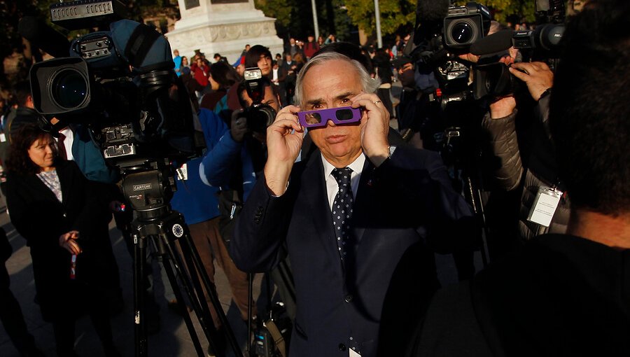 Ministros Chadwick y Pérez presenciaron el eclipse solar en el Paseo Bulnes