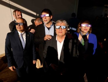 Senadores observan desde el piso 15 del Congreso el eclipse solar