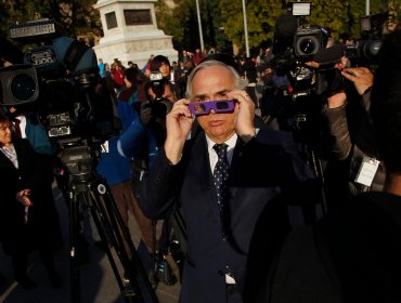 Ministros Chadwick y Pérez presenciaron el eclipse solar en el Paseo Bulnes