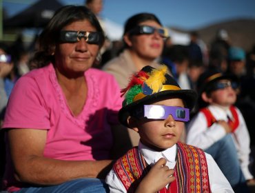 Eclipse solar comenzó ante la atenta mirada de cientos de miles de personas en Chile