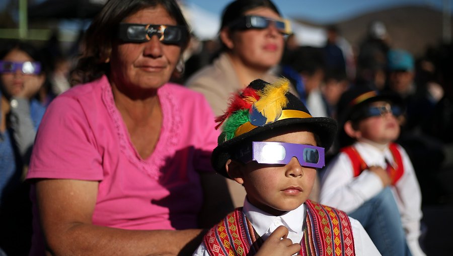 Eclipse solar comenzó ante la atenta mirada de cientos de miles de personas en Chile