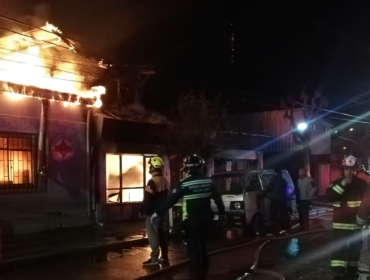 Incendio afectó a cuatro viviendas y dejó una quincena de damnificados en Viña del Mar