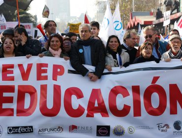 Profesores marchan por el centro de Santiago en su quinta semana de paro nacional