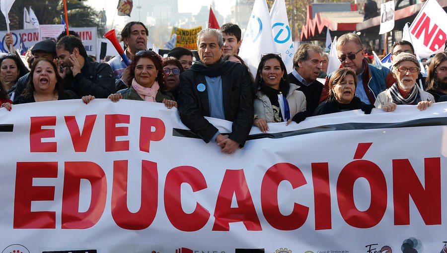 Profesores marchan por el centro de Santiago en su quinta semana de paro nacional