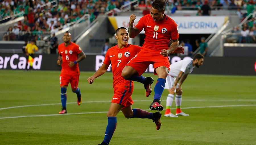 Alexis Sánchez y Eduardo Vargas buscarán ante Perú romper récord de Iván Zamorano