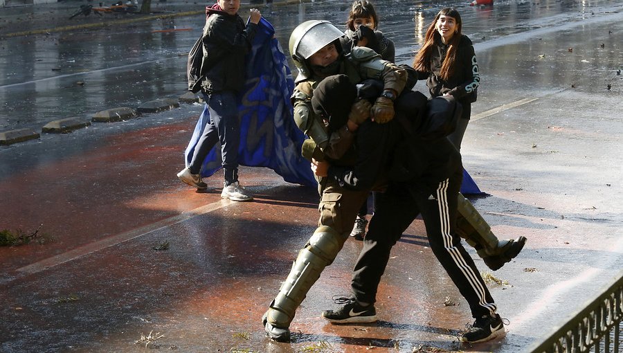 Con incidentes finalizó marcha convocada por el Colegio de Profesores en el centro de Santiago