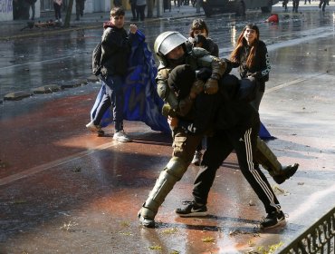 Con incidentes finalizó marcha convocada por el Colegio de Profesores en el centro de Santiago