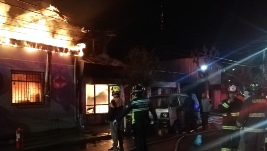 Incendio afectó a cuatro viviendas y dejó una quincena de damnificados en Viña del Mar