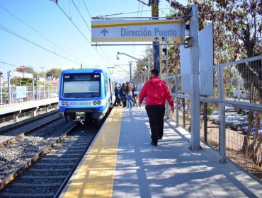 Huella podotáctil facilita la movilidad a personas con discapacidad visual en Metro Valparaíso