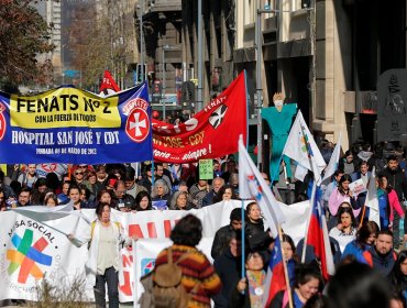 Usuarios y gremios de la Salud marcharon por la defensa de la red pública en Santiago y Valparaíso