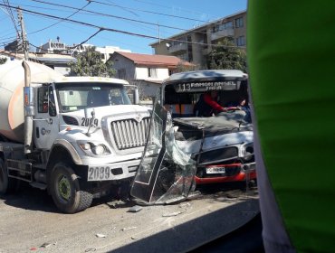 Choque entre camión y microbus dejó un total de 13 heridos en Quilpué