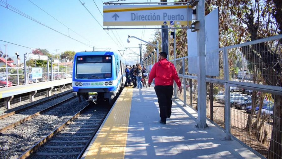 Huella podotáctil facilita la movilidad a personas con discapacidad visual en Metro Valparaíso