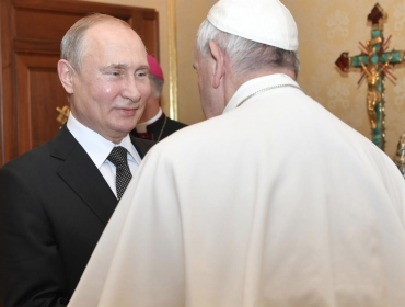 Tal como el 2015, Vladimir Putin llegó con una hora de retraso a reunión con el Papa Francisco