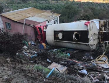 Camión aljibe municipal desbarrancó y terminó sobre dos viviendas en Olmué