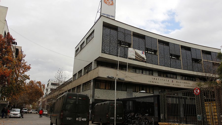 Alcalde de Santiago reconoce que analiza la posibilidad de cerrar el Instituto Nacional