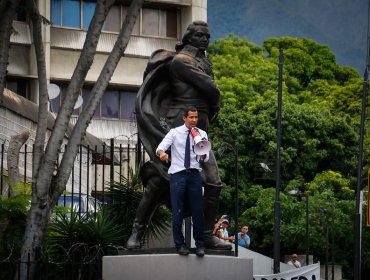 Guaidó pidió mantener la presión sobre Maduro para "no permitir que se roben el país"