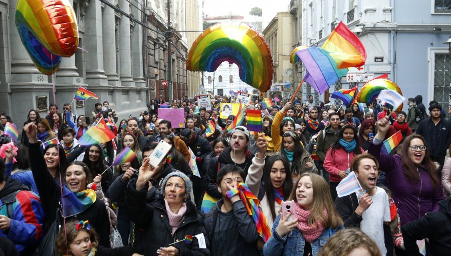 Más de 6 mil personas convocó la primera marcha por el Orgullo Gay en Valparaíso