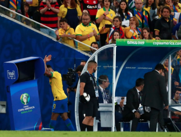 Gabriel Jesus se desquitó con el VAR tras ser expulsado de la final