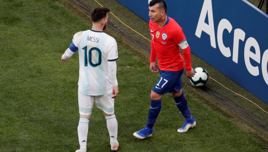 "Golpes con brutalidad": Así informó el árbitro las expulsiones de Medel y Messi