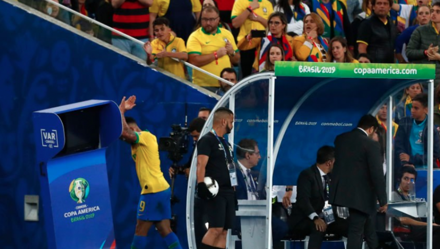 Gabriel Jesus se desquitó con el VAR tras ser expulsado de la final