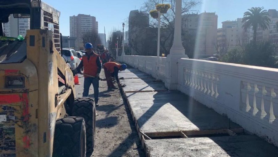 Intervienen nuevamente aceras del puente Villanelo de Viña del Mar