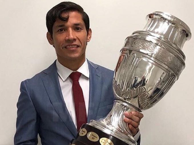 Matías Fernández fue el encargado de traspasar la Copa América en la previa a la final Matías Fernández fue el encargado de traspasar la Copa América en la previa a la final