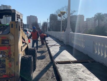 Intervienen nuevamente aceras del puente Villanelo de Viña del Mar