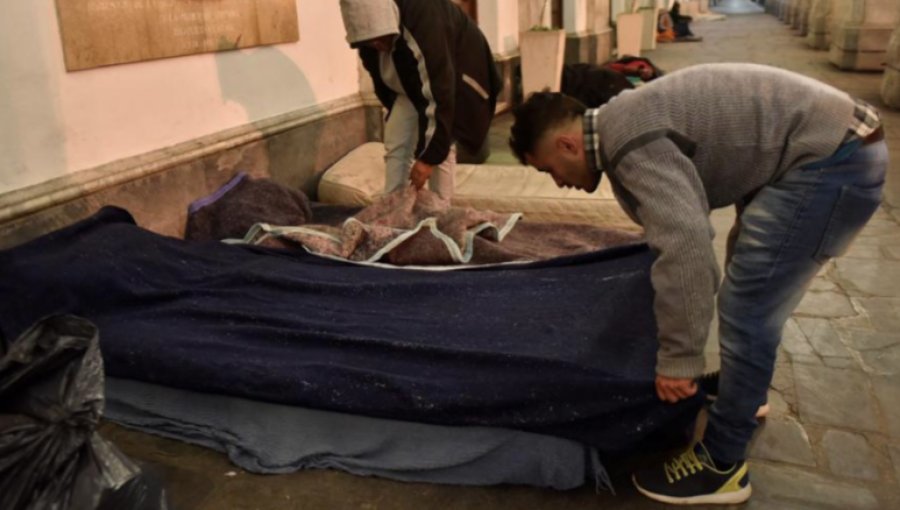 Autoridades italianas cursan multa a un indigente que dormía en calle de Génova