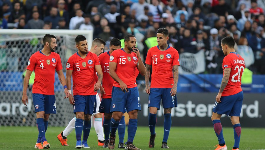 Medio brasileño incluyó a tres jugadores de la Roja en el peor equipo de Copa América