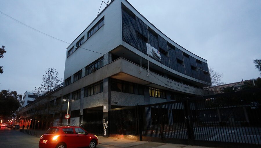 Alumnos del Instituto Nacional vuelven a clases tras vacaciones adelantadas