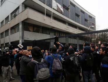 Encapuchados lanzaron bombas molotov a Carabineros en las afueras del Instituto Nacional