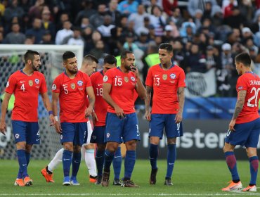 Medio brasileño incluyó a tres jugadores de la Roja en el peor equipo de Copa América