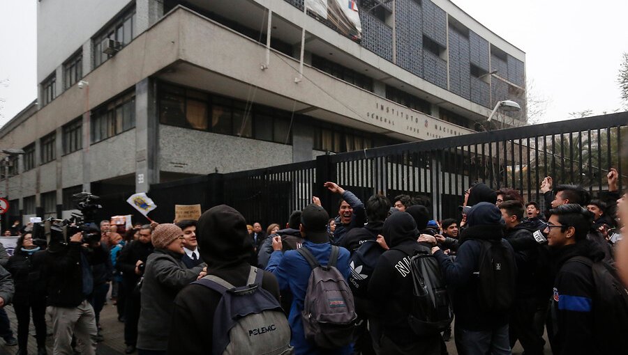 Encapuchados lanzaron bombas molotov a Carabineros en las afueras del Instituto Nacional