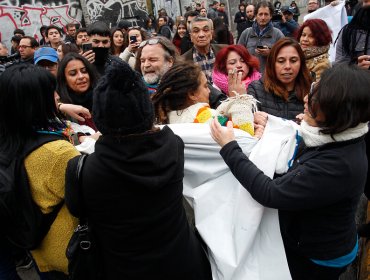 Apoderados escupieron y lanzaron café a diputados que visitaron el Instituto Nacional