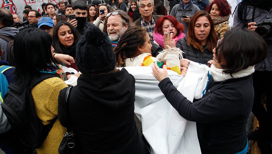 Apoderados escupieron y lanzaron café a diputados que visitaron el Instituto Nacional