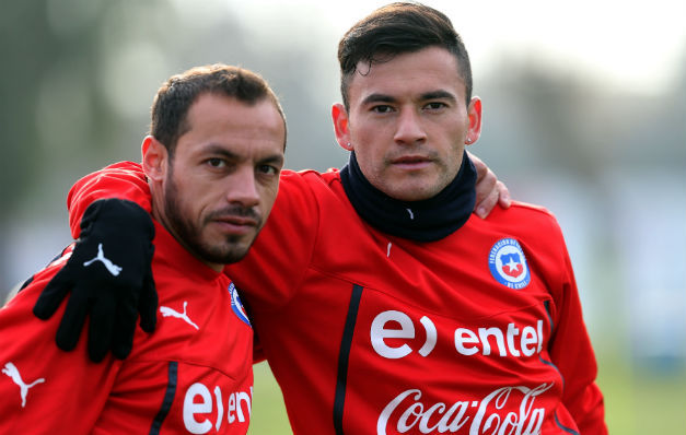 Charles Aránguiz le regaló a Marcelo Díaz una camiseta que usó en Copa América