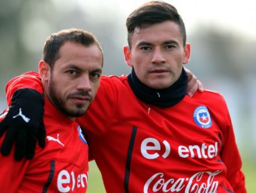 Charles Aránguiz le regaló a Marcelo Díaz una camiseta que usó en Copa América