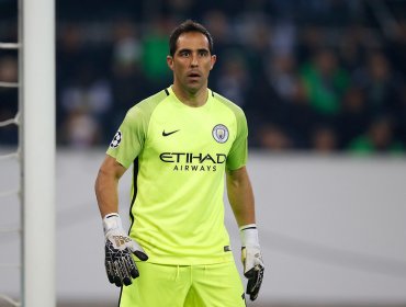 Claudio Bravo volverá a disputar el puesto de titular con Ederson en Manchester City