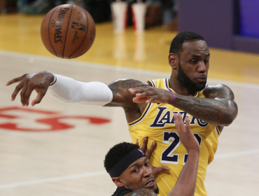 LeBron James jugará como base de los Lakers en el inicio de la NBA