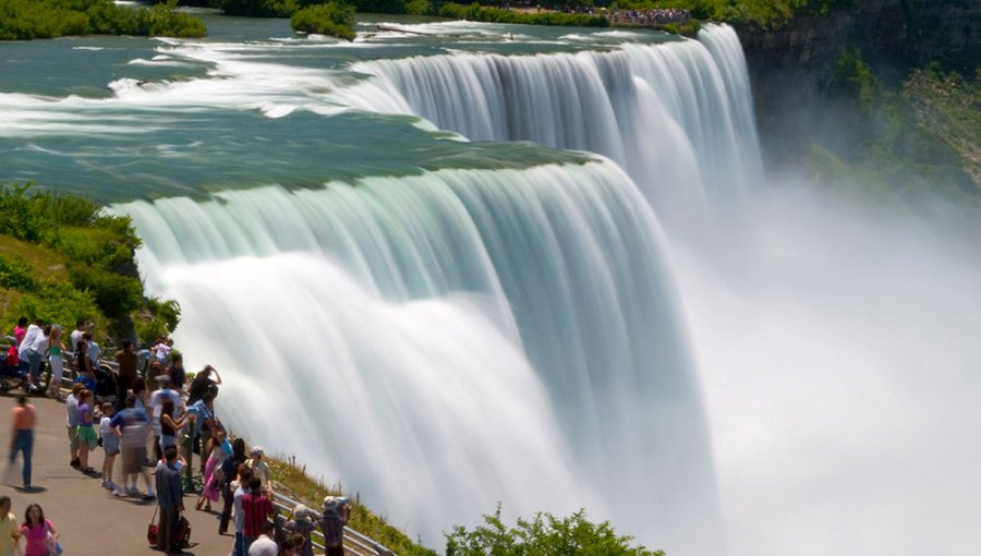 Un hombre sobrevivió tras ser arrastrado y caer por las cataratas del Niágara