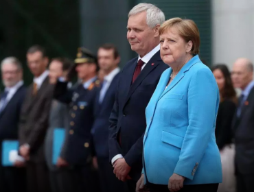 Angela Merkel volvió a sufrir temblores durante una actividad pública