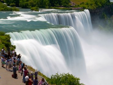 Un hombre sobrevivió tras ser arrastrado y caer por las cataratas del Niágara